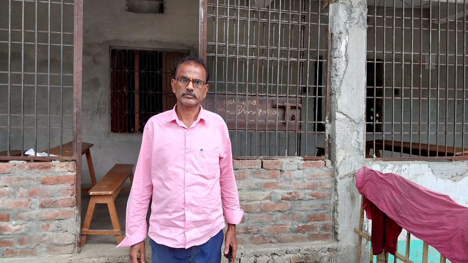 फोटो: घटना की जानकारी देते विद्यालय के प्राचार्य।