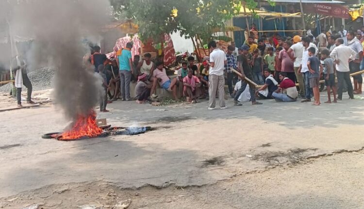 आगजनी एवं प्रदर्शन करते स्थानीय लोग