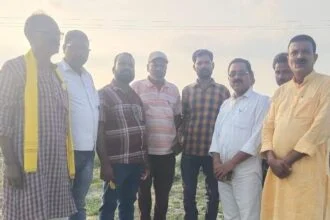 फोटो: बालकी डोभा स्थित पुल का निरीक्षण करते शिष्टमंडल।