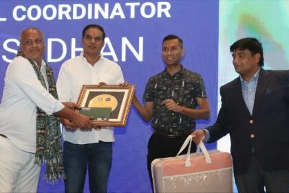 सम्मानित होते मधुसूदन नायक