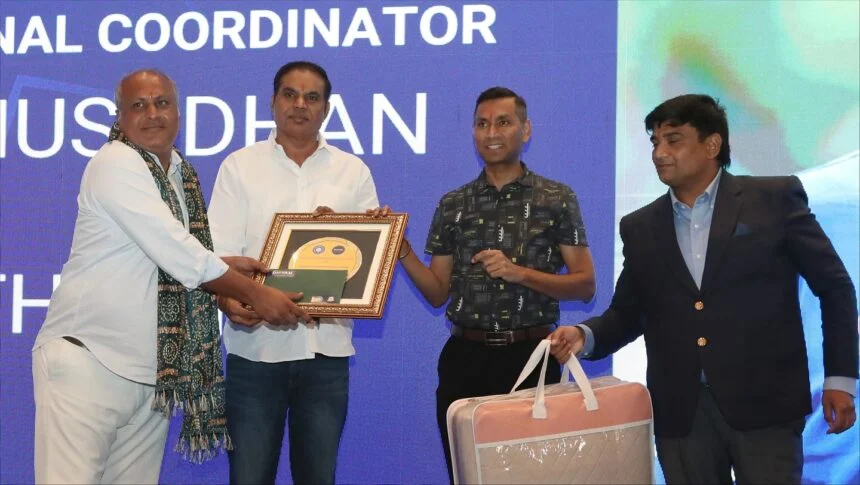 सम्मानित होते मधुसूदन नायक