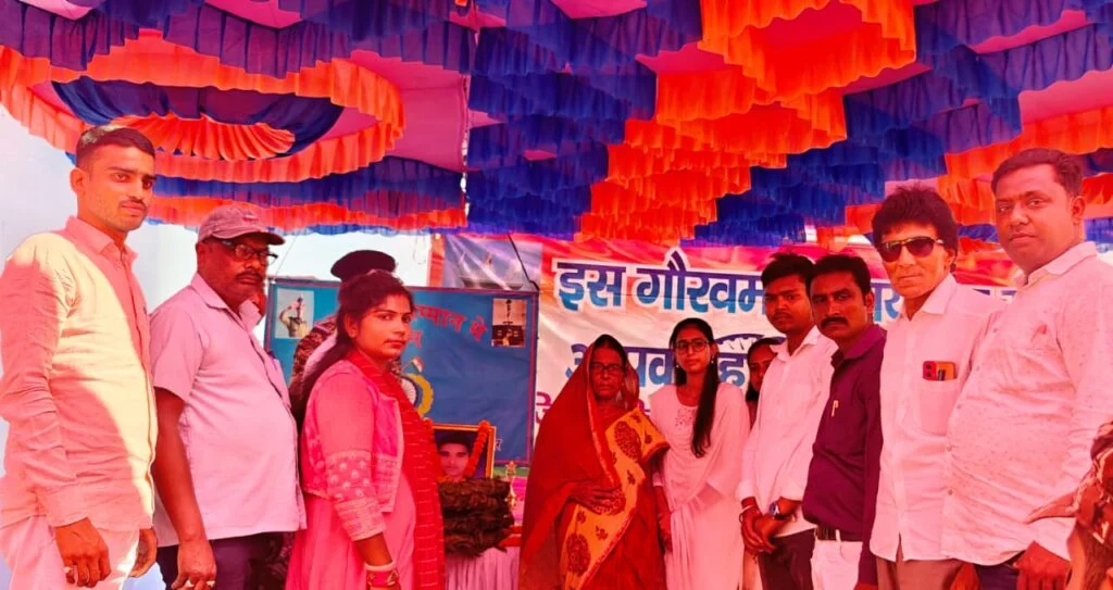 फोटो: शहीद अभिषेक सिंह की पुण्यतिथि पर श्रद्धा सुमन अर्पित करने उमड़े लोग।