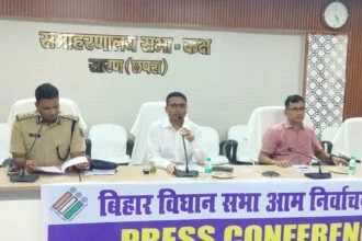फोटो प्रेस वार्ता करते डीएम एवं एसपी