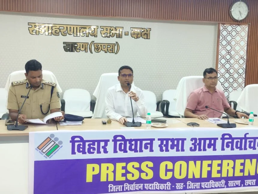 फोटो प्रेस वार्ता करते डीएम एवं एसपी
