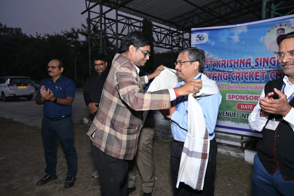 डिफ्रेंटली एबल्ड क्रिकेट एसोसिएशन ऑफ़ बिहार के अध्यक्ष राकेश कुमार गुप्ता ने मुख्य अतिथि एनटीपीसी बाढ़ के कार्यकारी निदेशक(परियोजना ) जी श्रीनिवास राव को अंगवस्त्र से सम्मानित करते