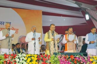 गुरुवार को गांधी मैदान में मंत्री पद की शपथ लेते सीवान सदर के विधायक मंगल पांडेय