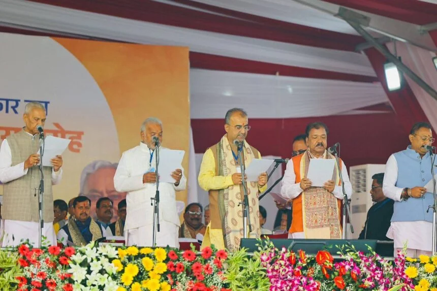 गुरुवार को गांधी मैदान में मंत्री पद की शपथ लेते सीवान सदर के विधायक मंगल पांडेय