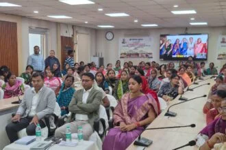 फोटो: सभागार में जिलाधिकारी, डीडीसी एवं विधायक छोटी कुमारी व जीविका दीदी