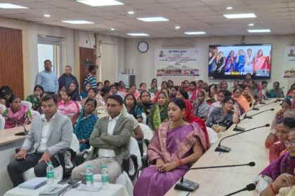 फोटो: सभागार में जिलाधिकारी, डीडीसी एवं विधायक छोटी कुमारी व जीविका दीदी