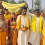 फोटो - इसुआपुर के डुमरी छपियां गांव में अष्टयाम के लिए निकाली गई जुलूस में शामिल महिला व पुरुष श्रद्धालु।