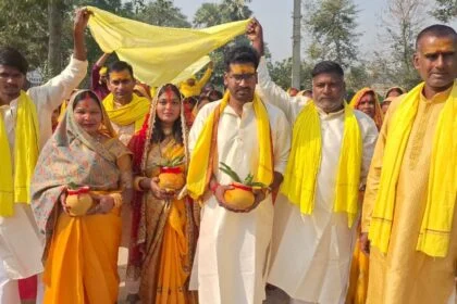 फोटो - इसुआपुर के डुमरी छपियां गांव में अष्टयाम के लिए निकाली गई जुलूस में शामिल महिला व पुरुष श्रद्धालु।