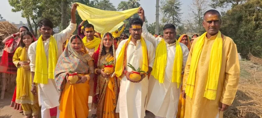 फोटो - इसुआपुर के डुमरी छपियां गांव में अष्टयाम के लिए निकाली गई जुलूस में शामिल महिला व पुरुष श्रद्धालु।