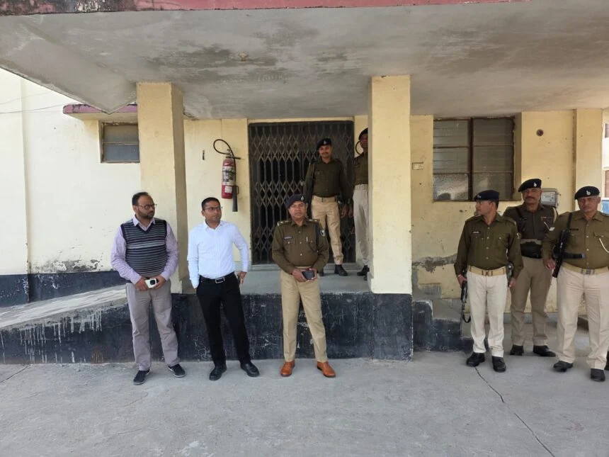 फोटो: वेयरहाउस का निरीक्षण करते डीएम एसपी