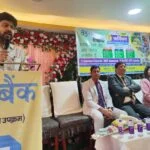 फोटो: विशेष काम को समित करते बैंक अधिकारी