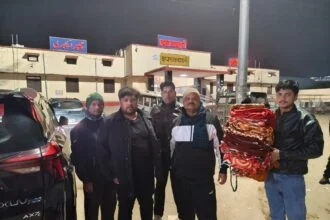 कम्बल वितरित करते समाजसेवी गण