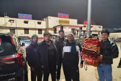 कम्बल वितरित करते समाजसेवी गण