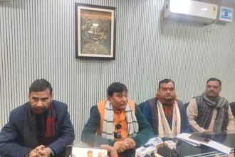 प्रेस कॉन्फ्रेंस करते आयोग अध्यक्ष उपाध्यक्ष एवं सदस्य