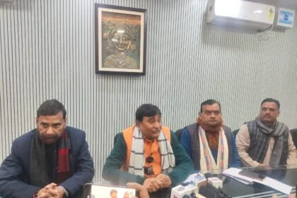 प्रेस कॉन्फ्रेंस करते आयोग अध्यक्ष उपाध्यक्ष एवं सदस्य