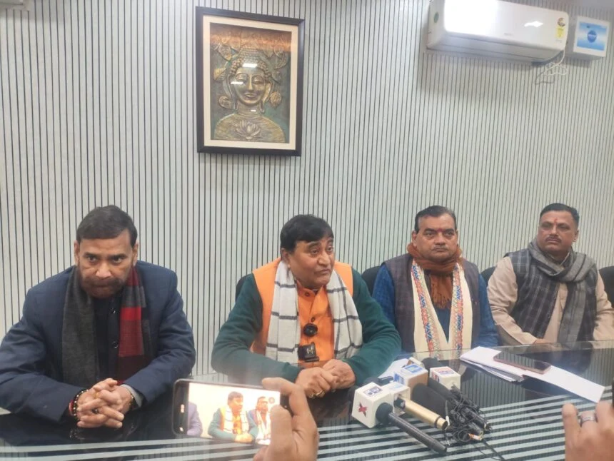 प्रेस कॉन्फ्रेंस करते आयोग अध्यक्ष उपाध्यक्ष एवं सदस्य