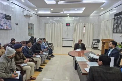 डबल डेकर निर्माण कार्य को लेकर समीक्षा बैठक करते डीएम