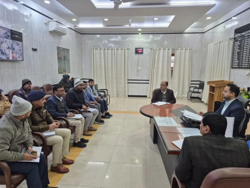 डबल डेकर निर्माण कार्य को लेकर समीक्षा बैठक करते डीएम