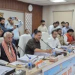 फोटो: सांसद रूडी का स्वागत करते डीएम, संबोधित करते सांसद व बैठक में उपस्थित अधिकारी गण