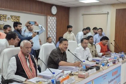 फोटो: सांसद रूडी का स्वागत करते डीएम, संबोधित करते सांसद व बैठक में उपस्थित अधिकारी गण