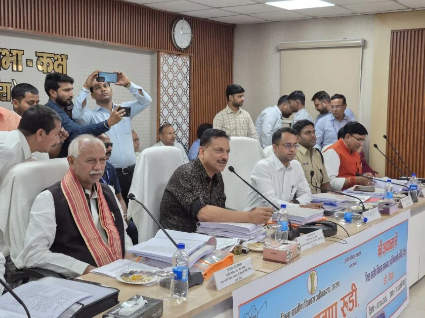 फोटो: सांसद रूडी का स्वागत करते डीएम, संबोधित करते सांसद व बैठक में उपस्थित अधिकारी गण