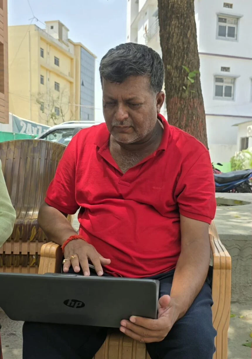 फोटो : स्वजनगणना करते विधायक जितेंद्र राय