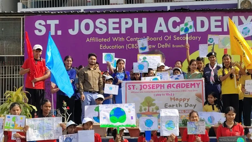 फोटो: जागरूकता रैली में शामिल स्कूली बच्चे