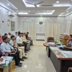 फोटो: खनुआ नाला को ले बैठक करते डीएम