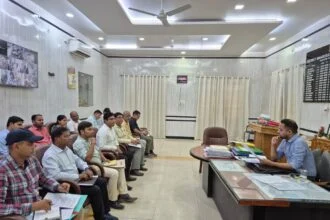 फोटो: खनुआ नाला को ले बैठक करते डीएम