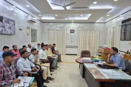 फोटो: खनुआ नाला को ले बैठक करते डीएम