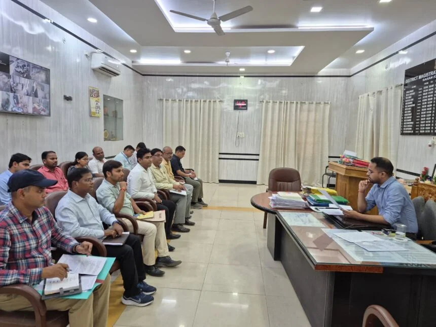 फोटो: खनुआ नाला को ले बैठक करते डीएम